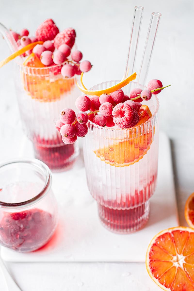 Bicchiedi di kir gin tonic al melograno e arancia rossa