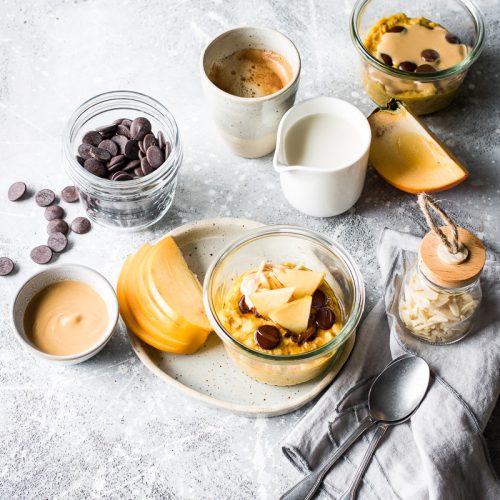 Tavola per la colazione con porridge alla zucca in vasocottura vegano