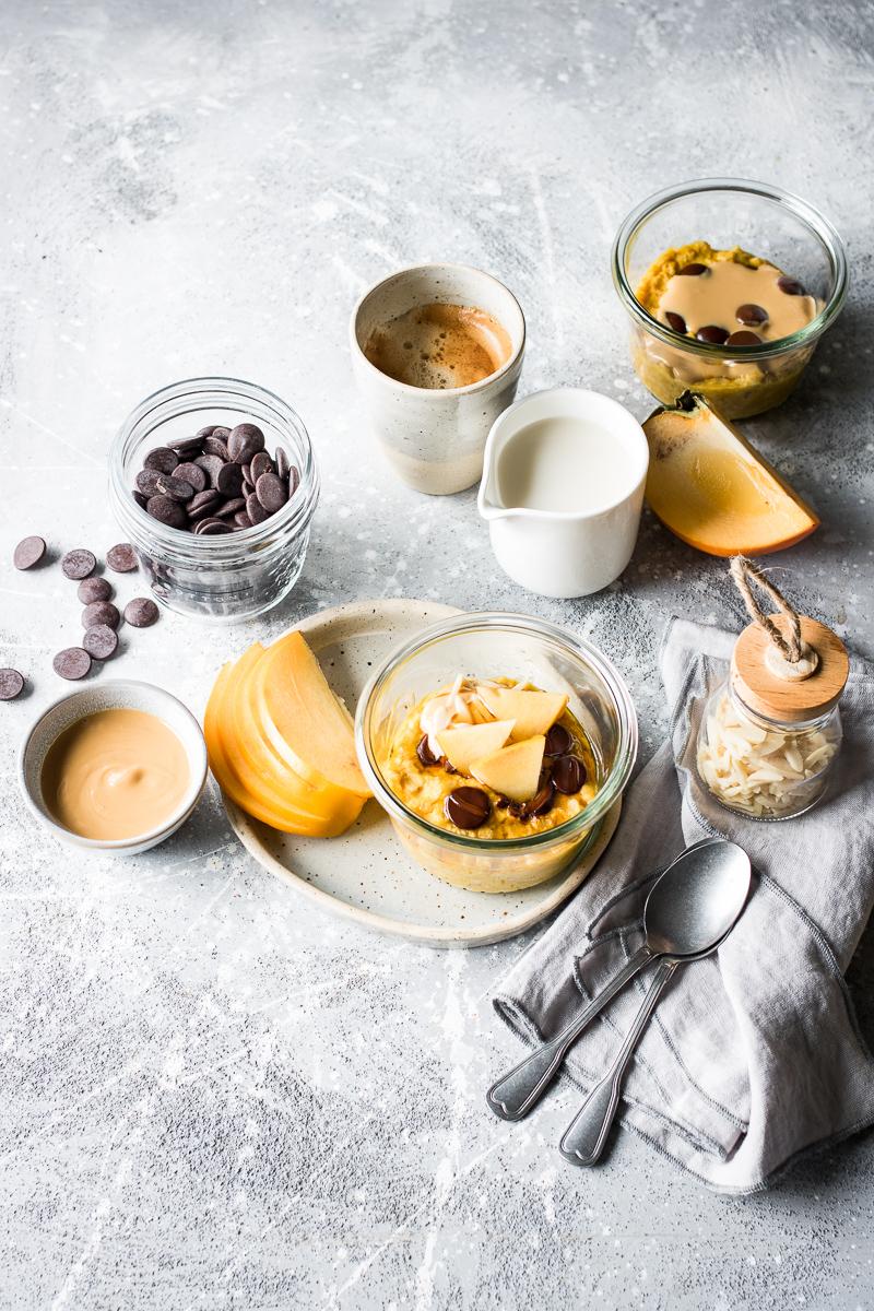 Tavola per la colazione con porridge alla zucca in vasocottura vegano