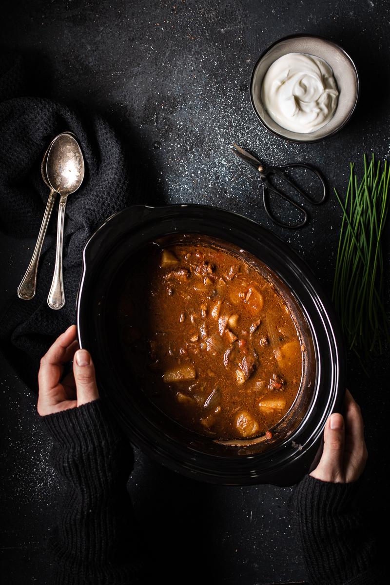 slow cooker aperta con dentro spezzatino di manzo tipo goulasch 