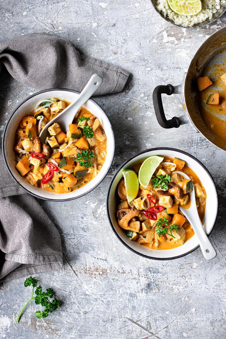 due ciotole con thai curry vegano di tofu zucca e funghi