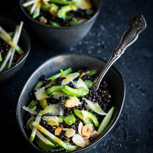 Come cucinare le verdure invernali - insalata di sedano e lenticchie nere