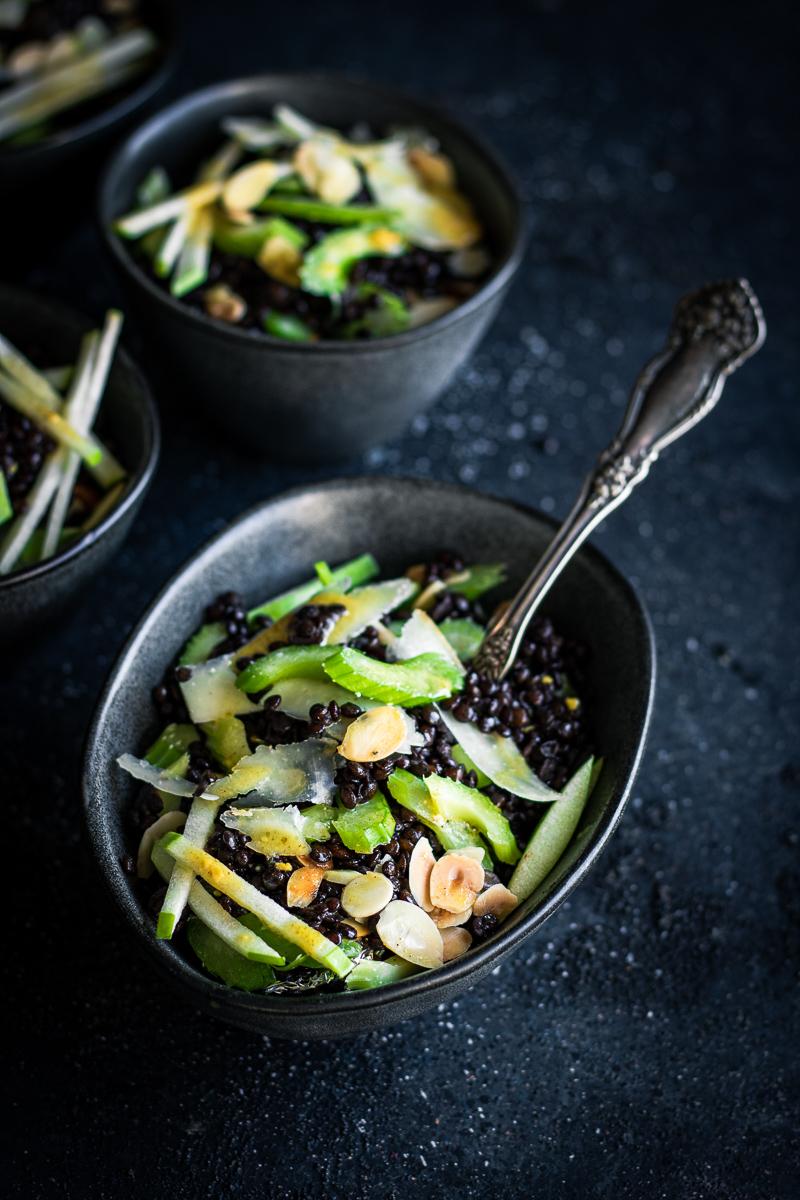 Come cucinare le verdure invernali - insalata di sedano e lenticchie nere