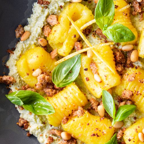 gnocchi vegani allo zafferano con pesto al limone e briciole di pane