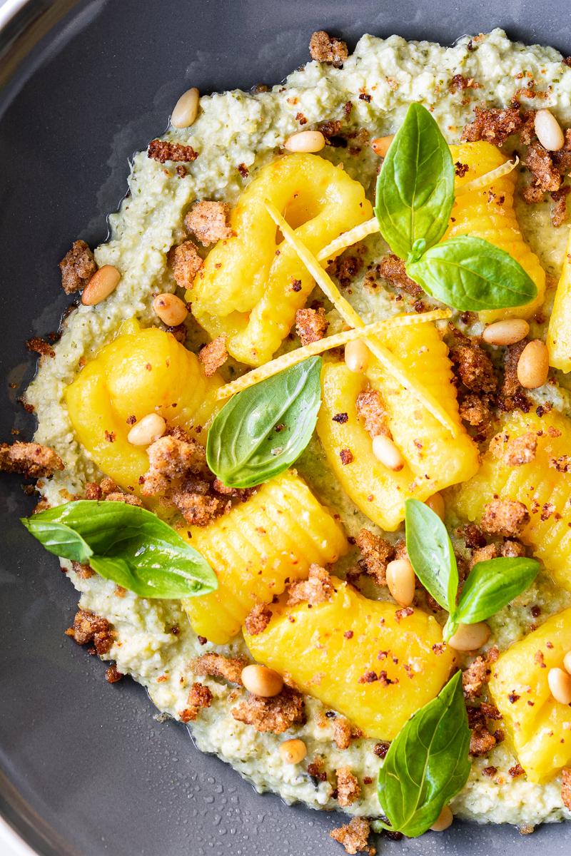 gnocchi vegani allo zafferano con pesto al limone e briciole di pane