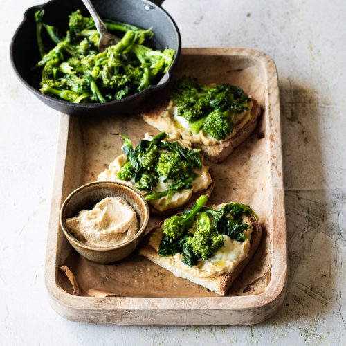 Come cucinare le verdure invernali - bruschette alle cime di rapa e hummus