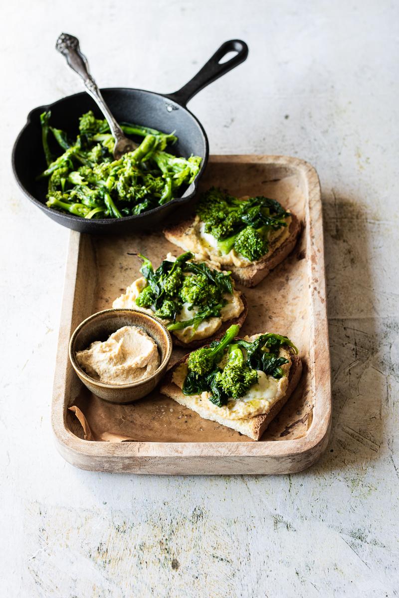 Come cucinare le verdure invernali - bruschette alle cime di rapa e hummus