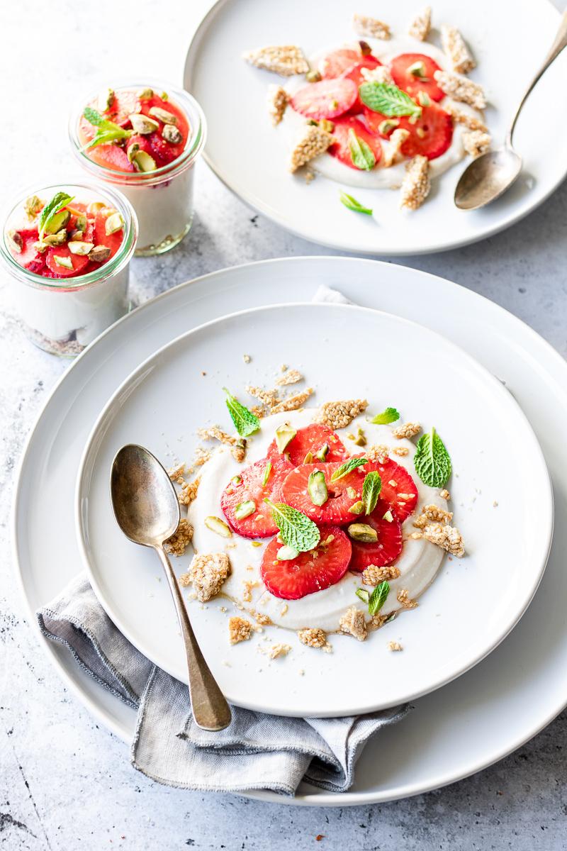 Cheesecake vegana destrutturata con fragole e menta