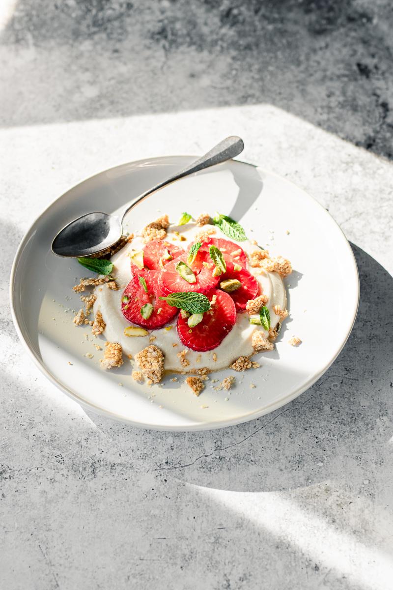 Cheesecake vegana destrutturata con fragole e menta