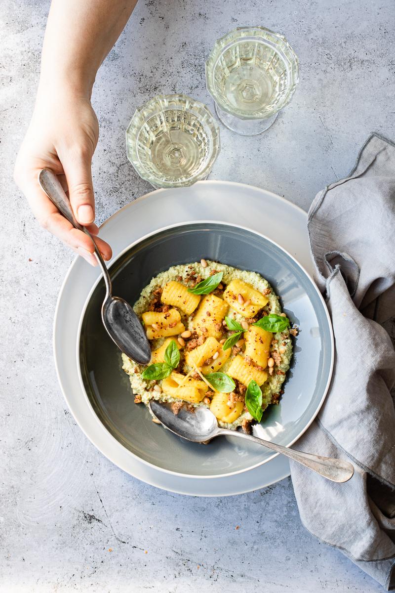 gnocchi vegani allo zafferano con pesto al limone e briciole di pane