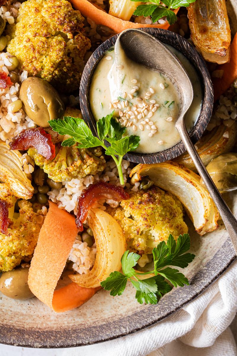 Insalata di cavolfiore arrosto con bulgur, fagioli, datteri e carote in dettaglio