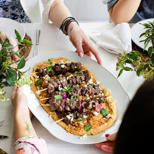 spiedini di manzo marinati con hummus e couscous - menù mediorientale festa della donna