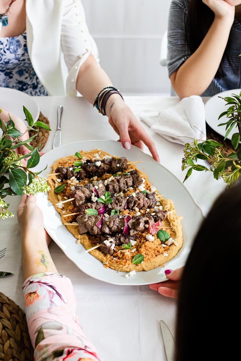 spiedini di manzo marinati con hummus e couscous - menù mediorientale festa della donna