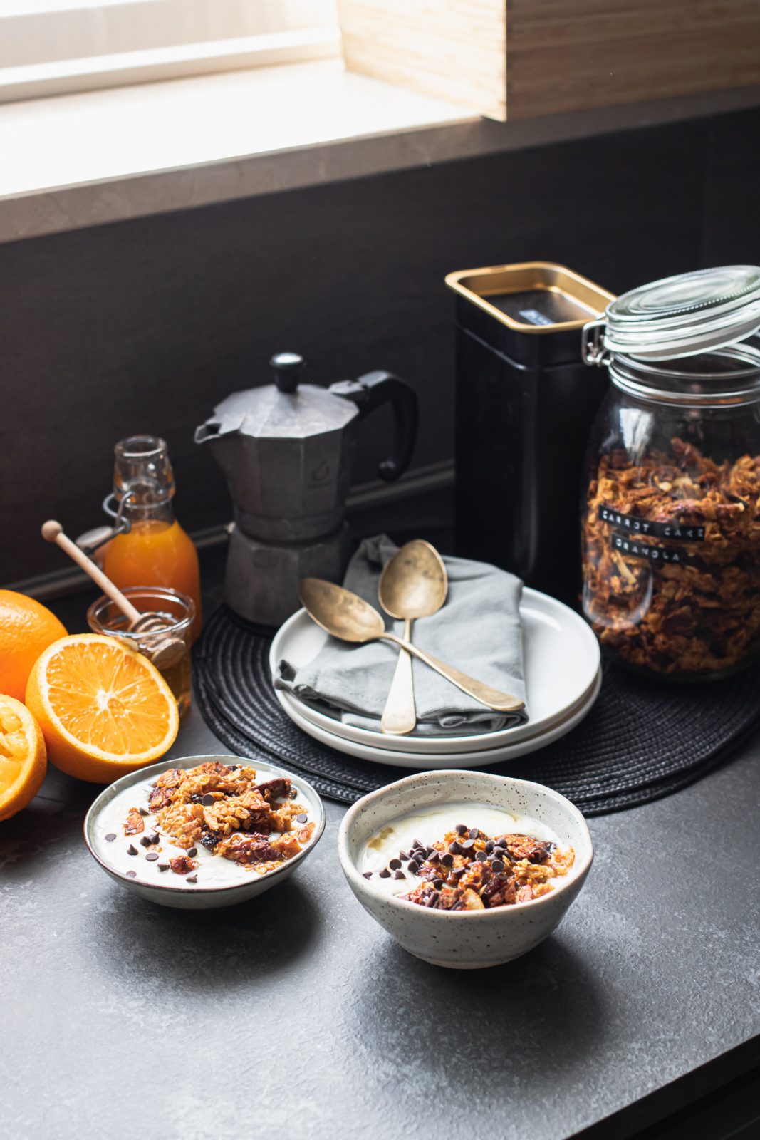 granola senza burro fatta in casa al gusto torta di carota con pochi zuccheri per una prima colazione sana