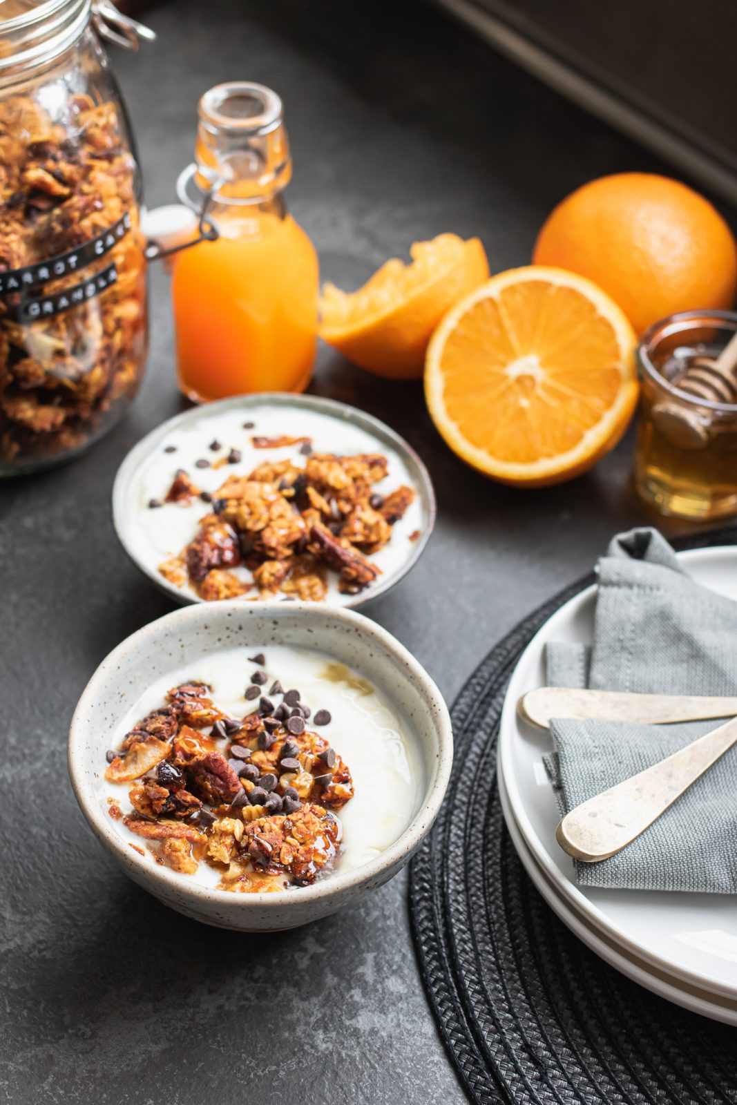 granola senza burro fatta in casa al gusto torta di carota con pochi zuccheri per una prima colazione sana