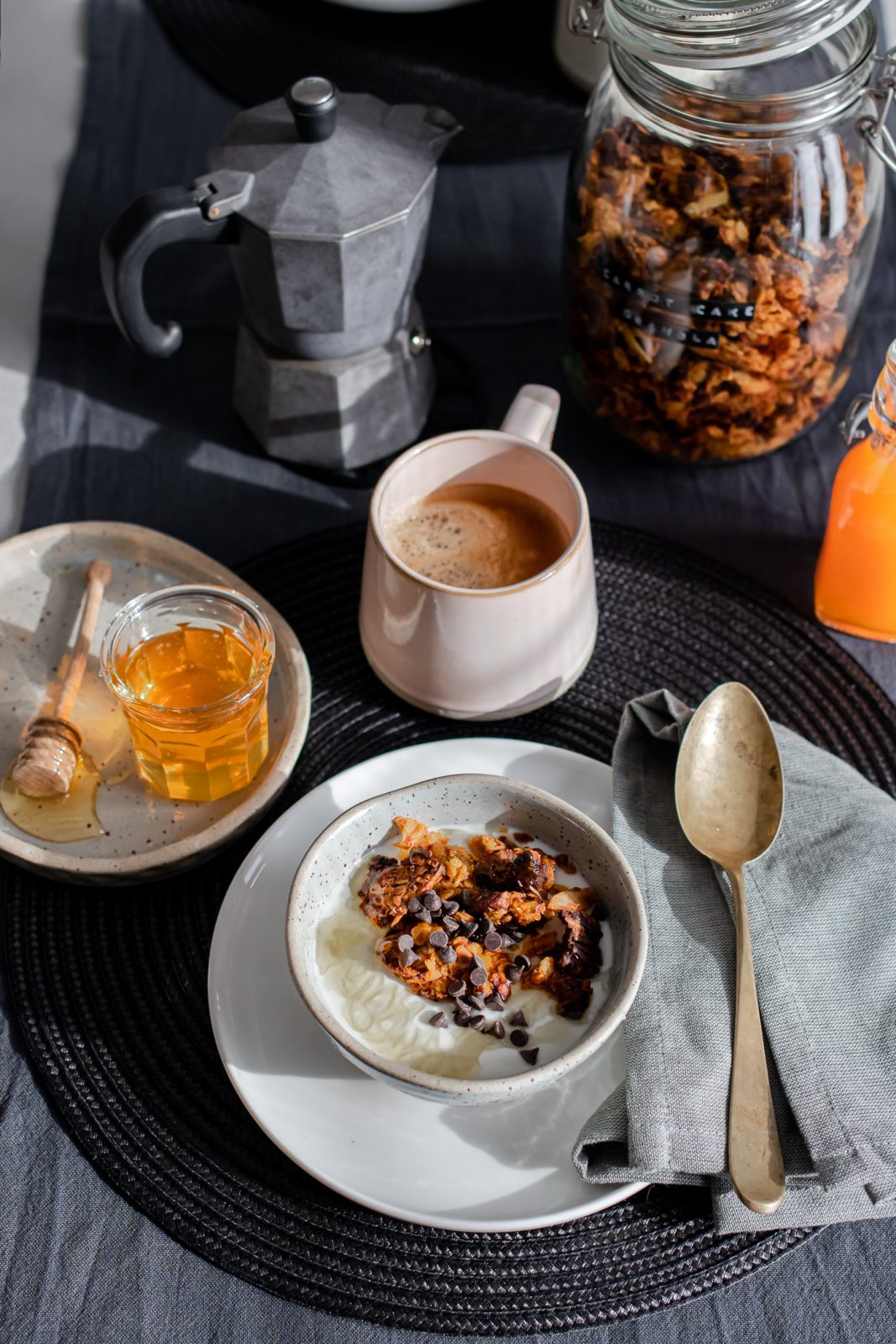 granola senza burro fatta in casa al gusto torta di carota con pochi zuccheri per una prima colazione sana