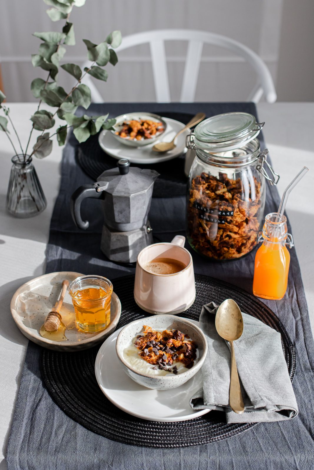 granola senza burro fatta in casa al gusto torta di carota con pochi zuccheri per una prima colazione sana