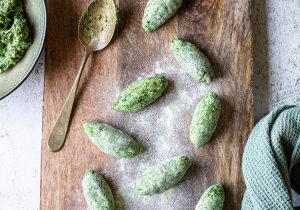 malfatti agli spinaci su tagliere di legno infarinato