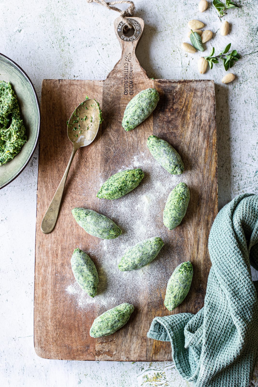malfatti agli spinaci su tagliere di legno infarinato