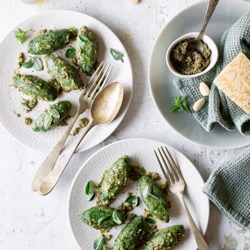 malfatti agli spinaci e ricotta conditi con pesto di erbe aromatiche