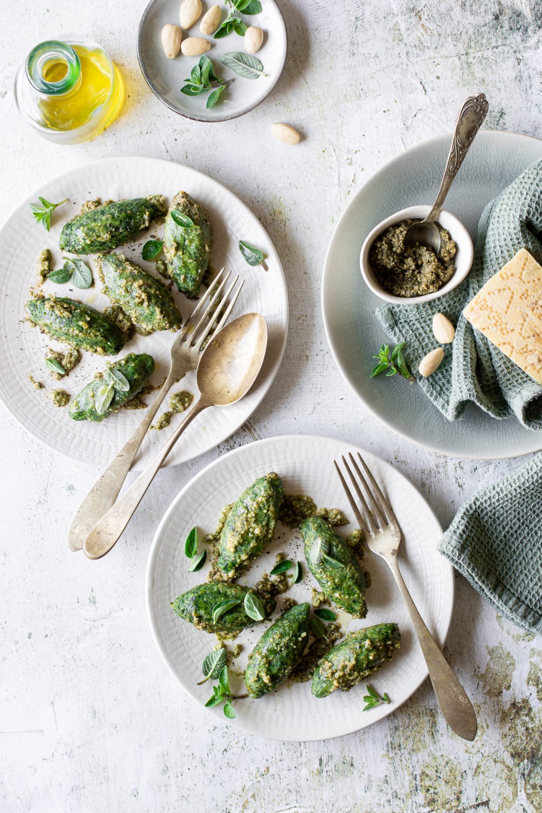 malfatti agli spinaci e ricotta conditi con pesto di erbe aromatiche