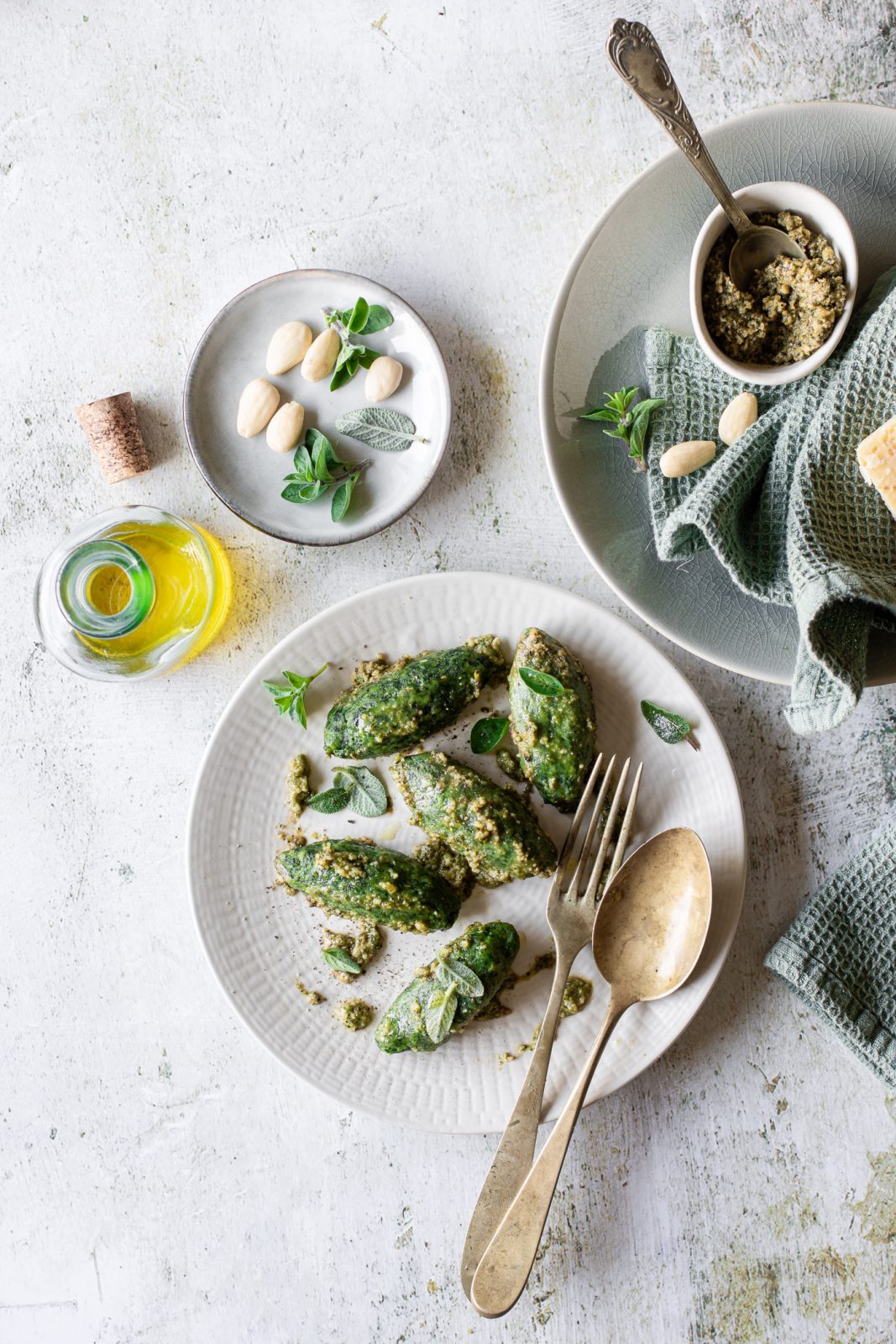 malfatti agli spinaci e ricotta conditi con pesto di erbe aromatiche