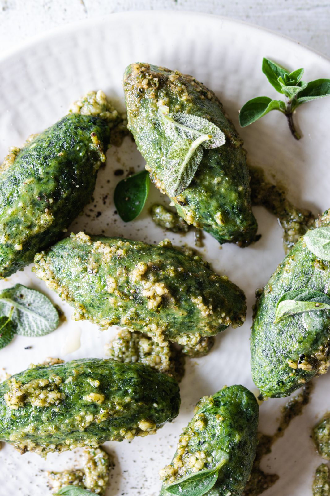 dettaglio di malfatti agli spinaci e ricotta conditi con pesto di erbe aromatiche