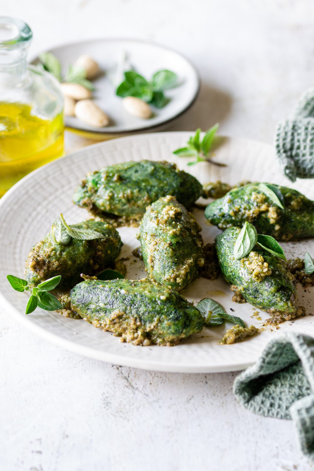 malfatti agli spinaci e ricotta conditi con pesto di erbe aromatiche