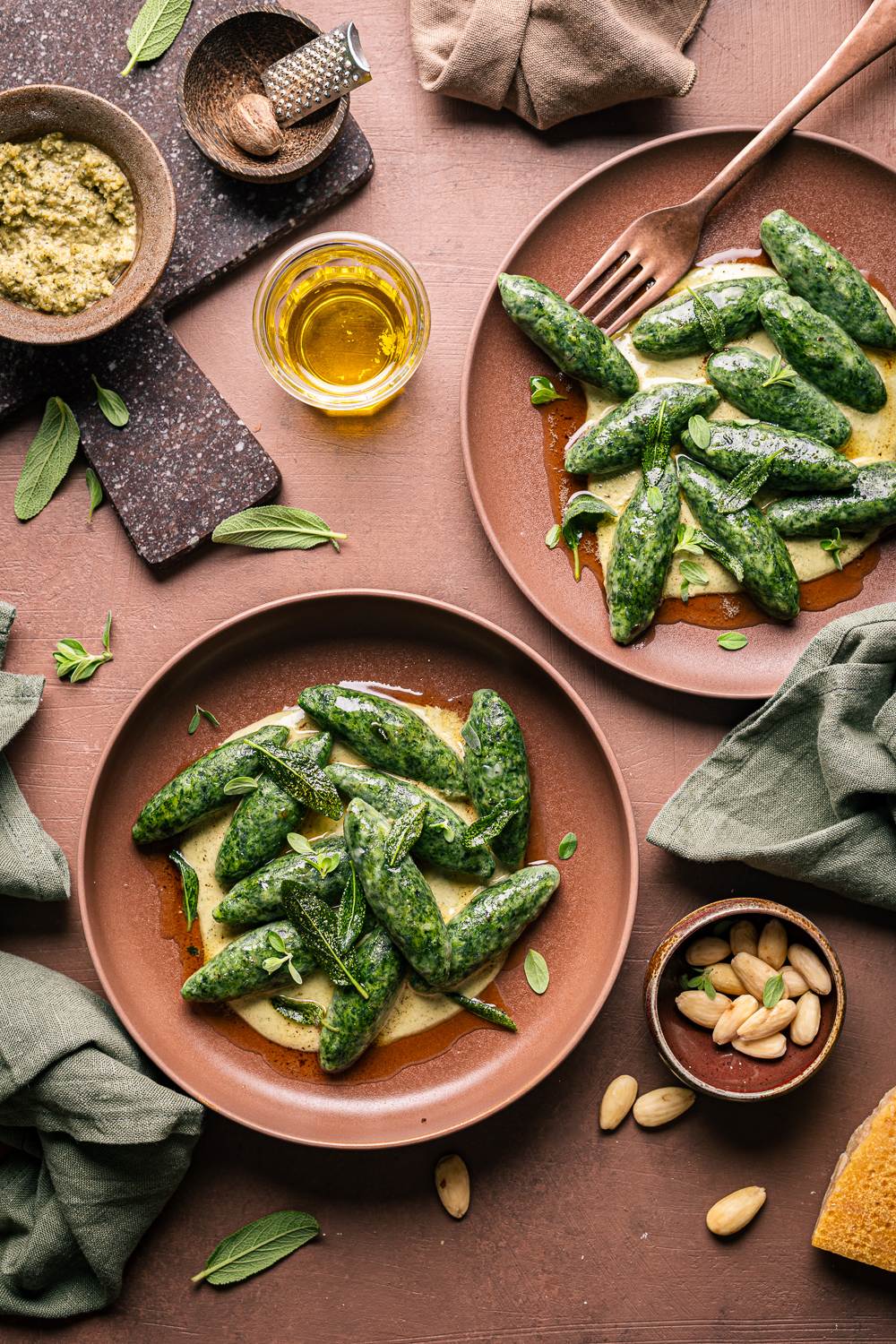 malfatti ricotta e spinaci con pesto di erbe aromatiche