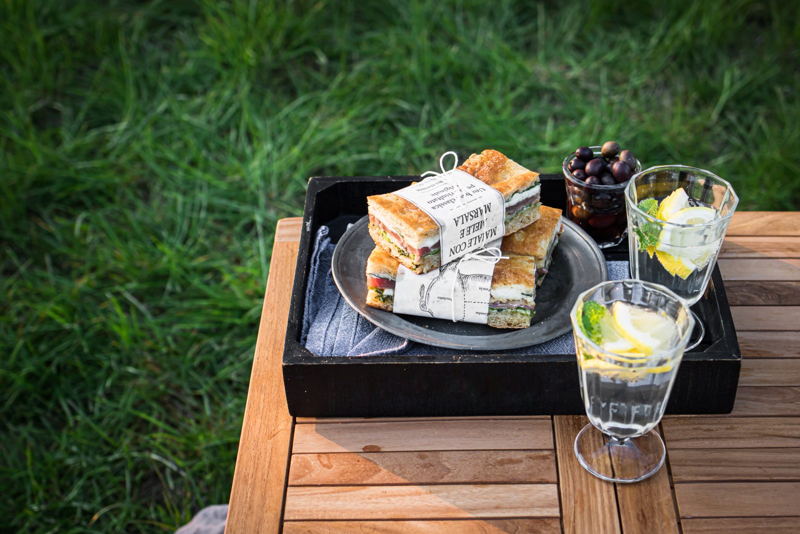 picnic di pasquetta con panini di focaccia farcita