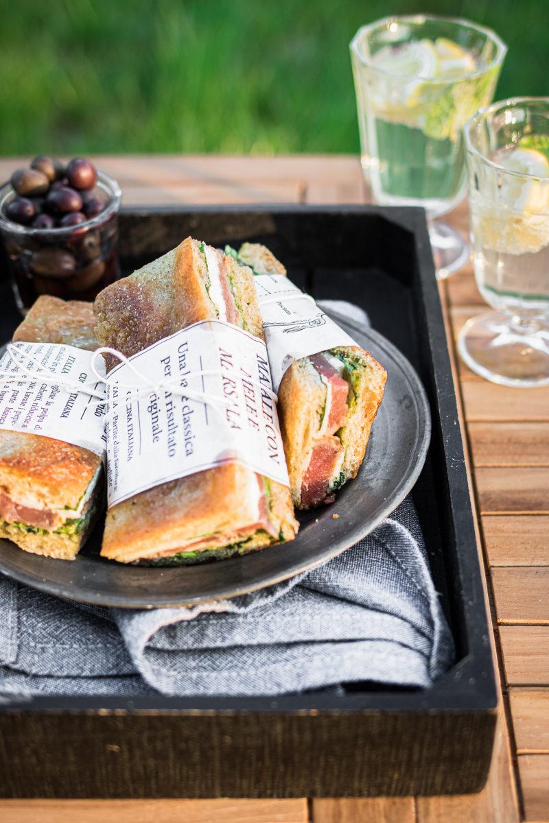 picnic di pasquetta con panini di focaccia farcita