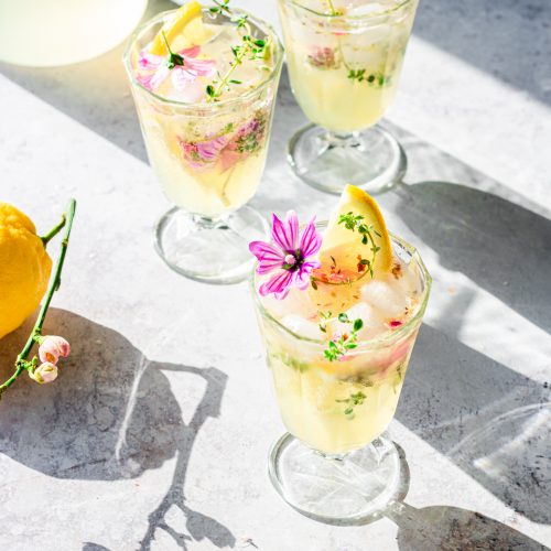 limonata senza zucchero ai fiori e timo