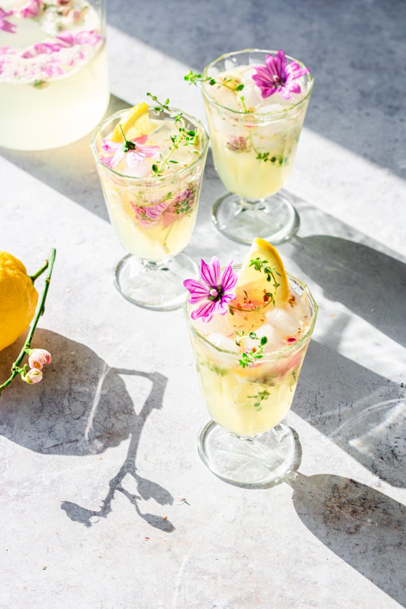 limonata senza zucchero ai fiori e timo