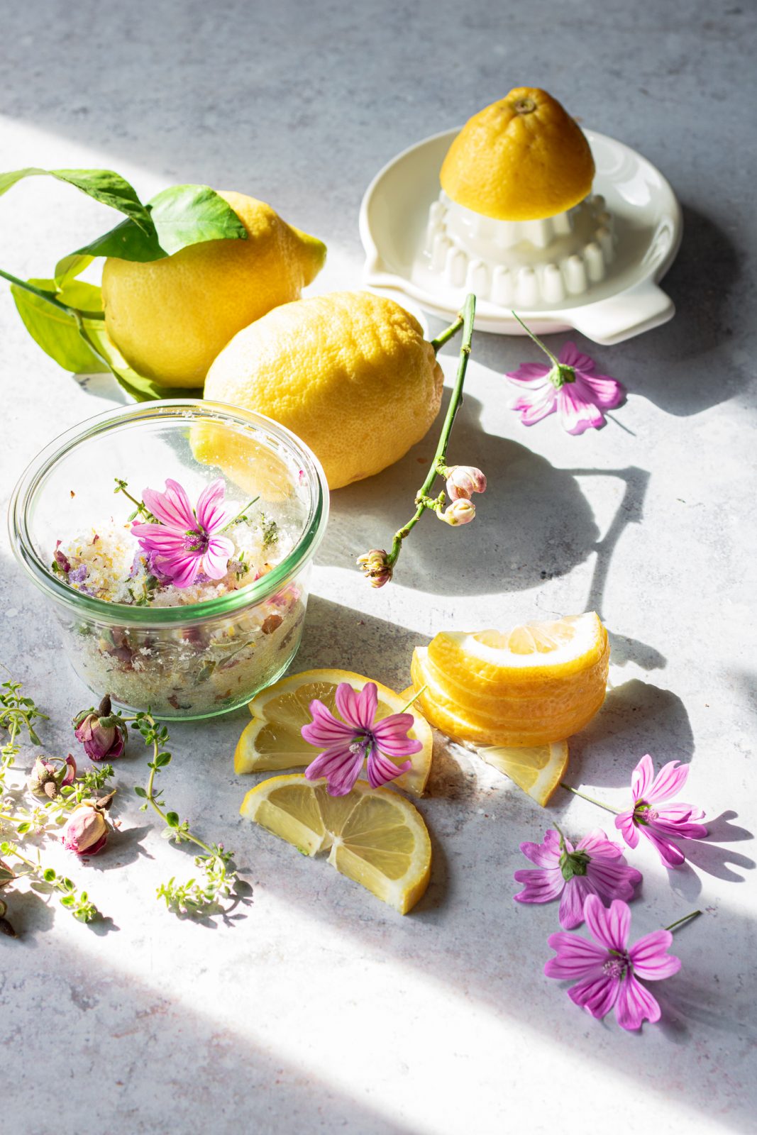 limonata senza zucchero ai fiori e timo