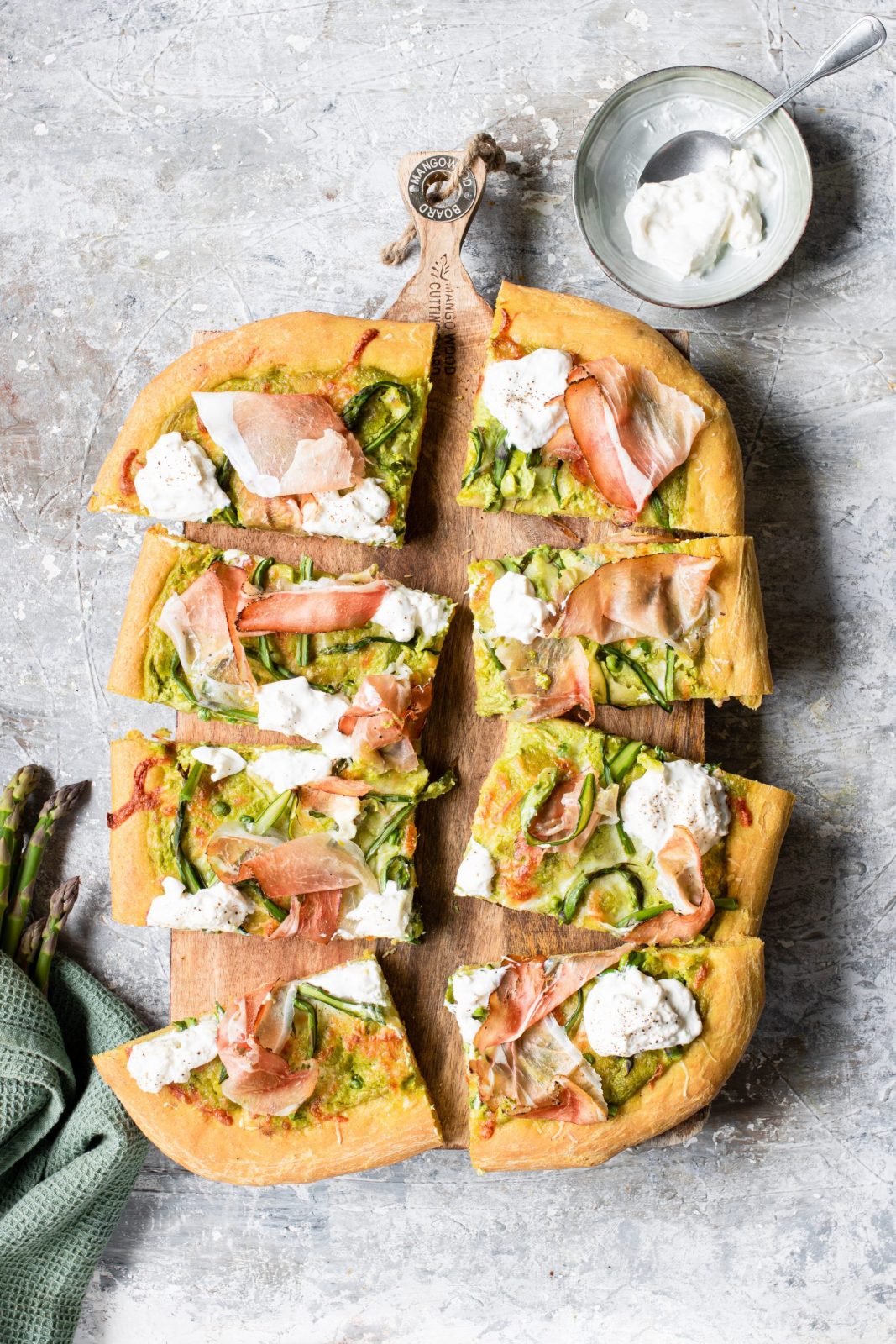 pizza bianca in teglia con burrata, asparagi, speck e crema di piselli