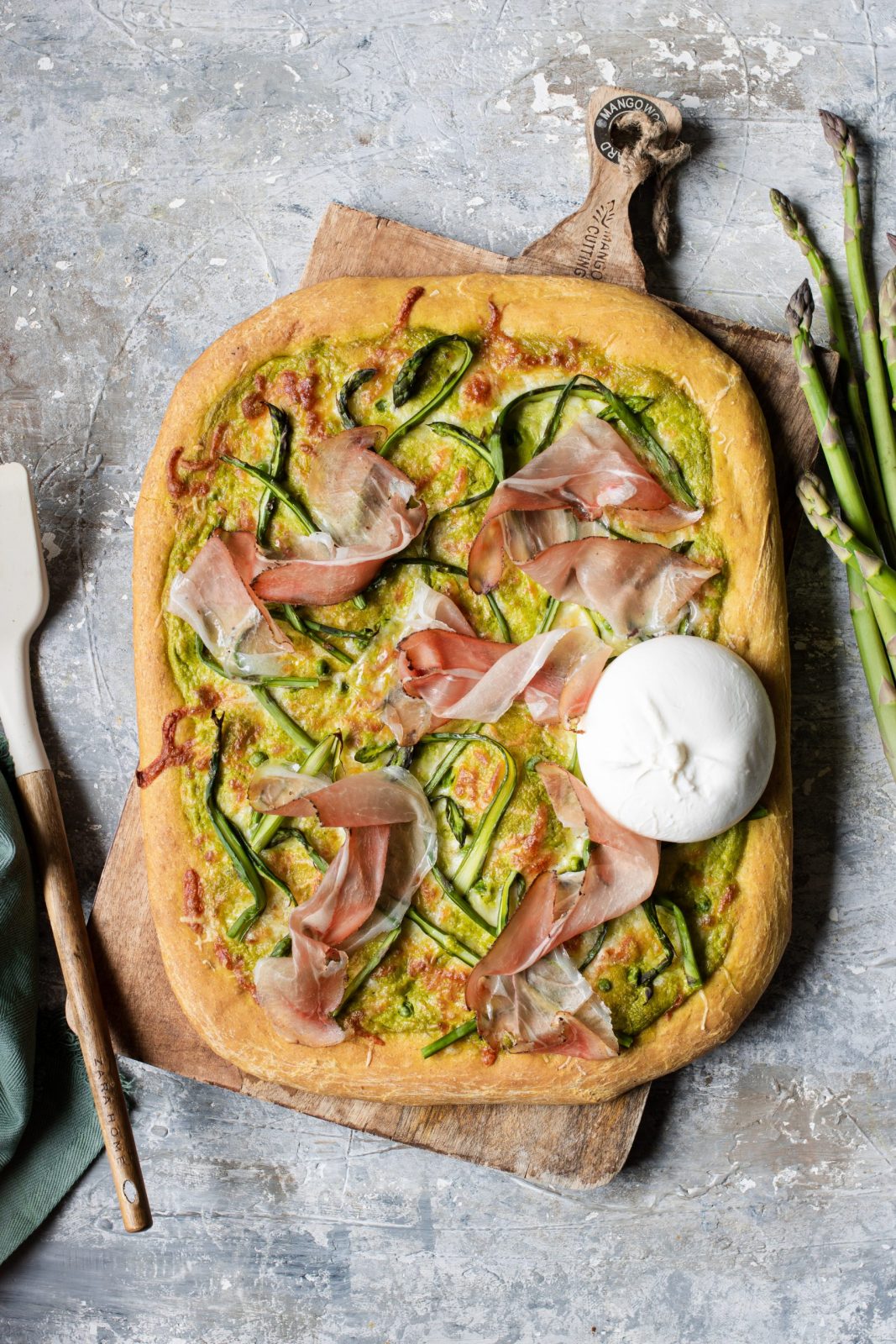 pizza bianca in teglia con burrata, asparagi, speck e crema di piselli