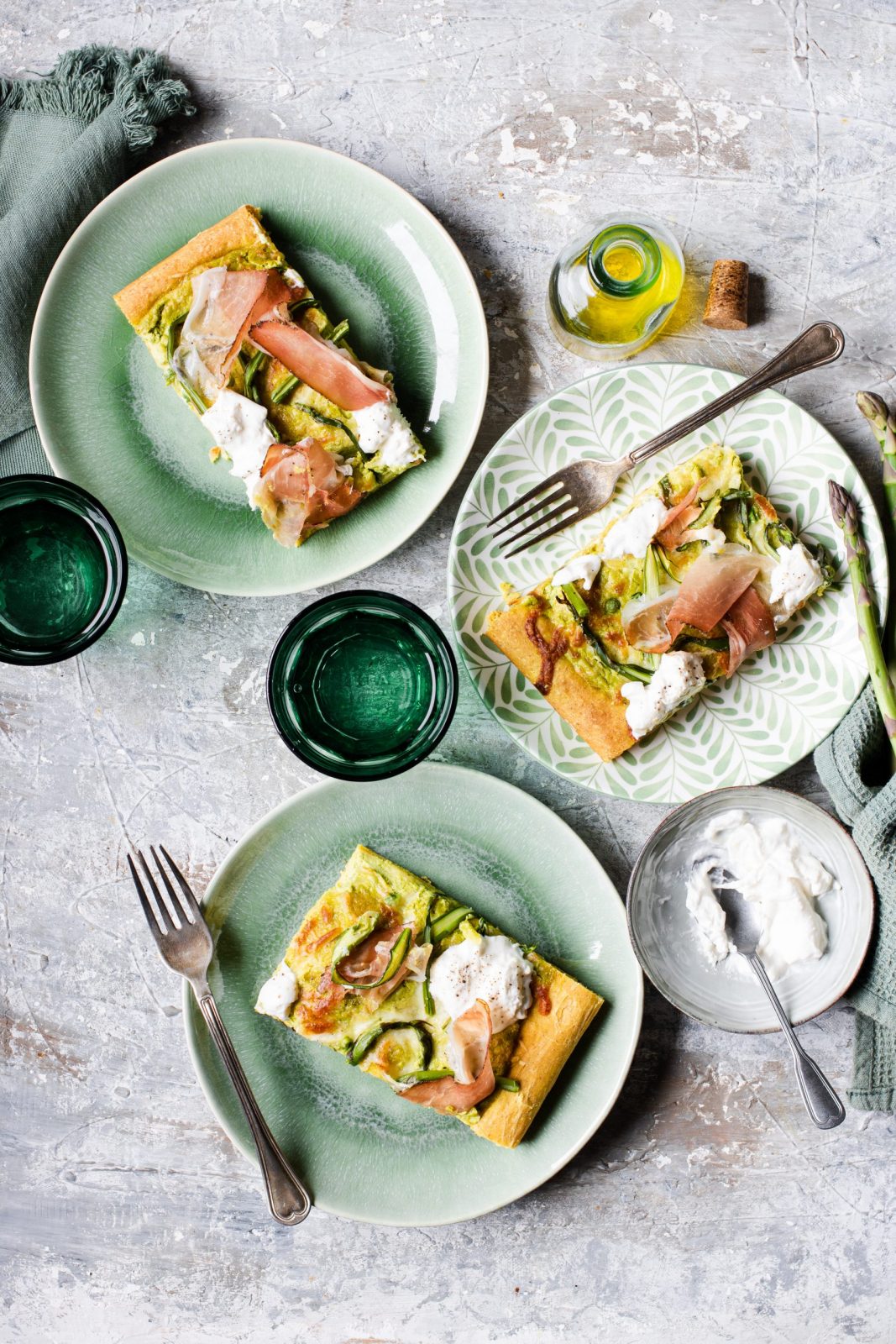 pizza bianca in teglia con burrata, asparagi, speck e crema di piselli