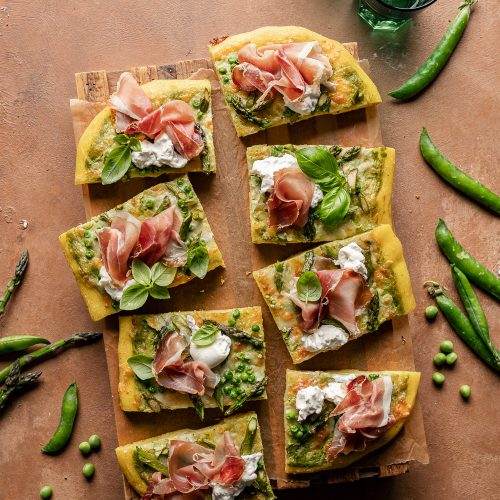 pizza bianca in teglia con asparagi piselli speck e burrata