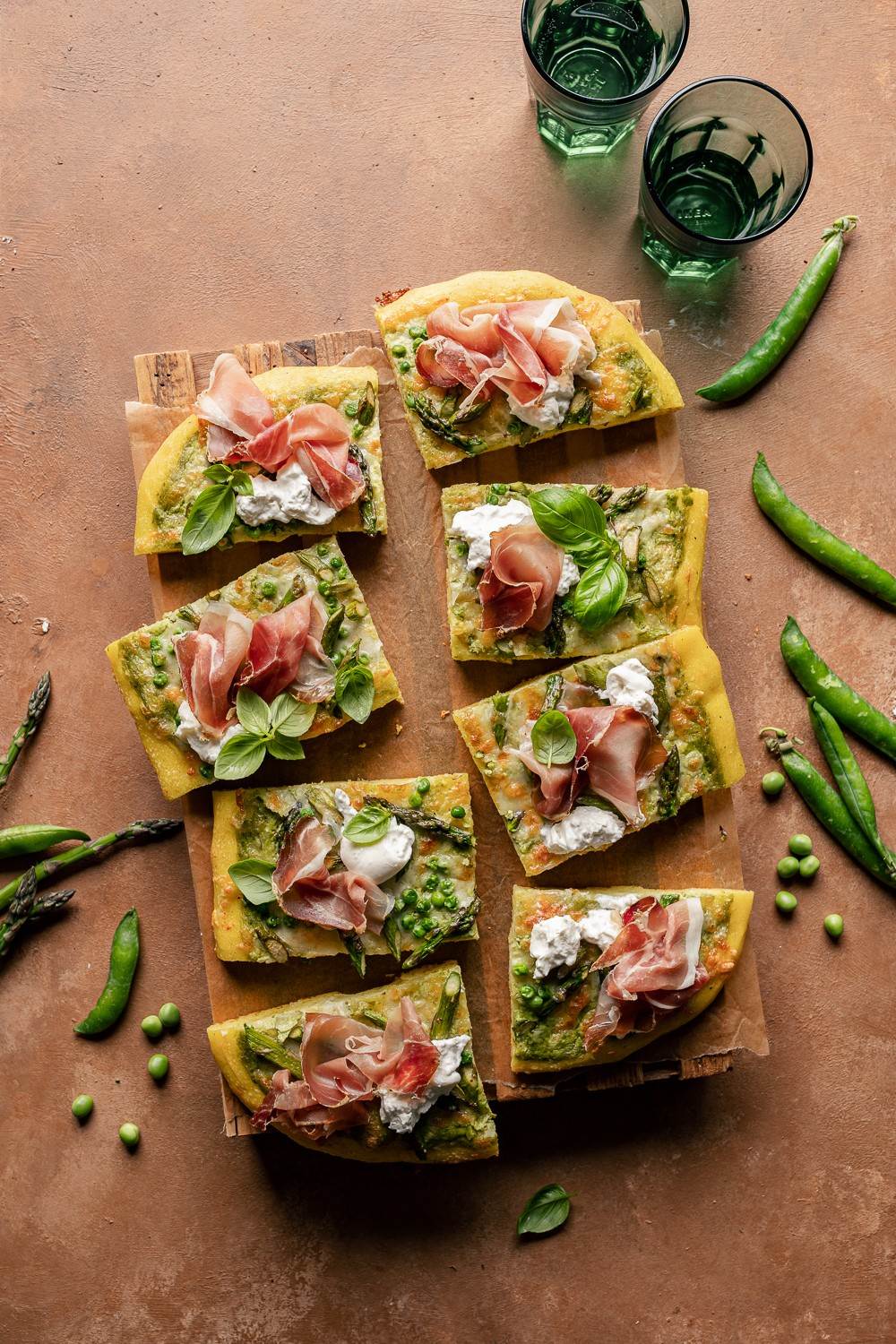 pizza bianca in teglia con asparagi piselli speck e burrata