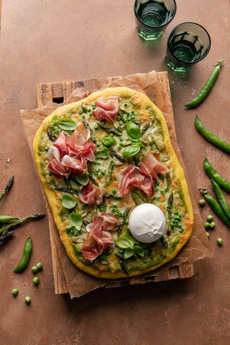 Pizza bianca in teglia agli asparagi, crema di piselli, burrata e speck