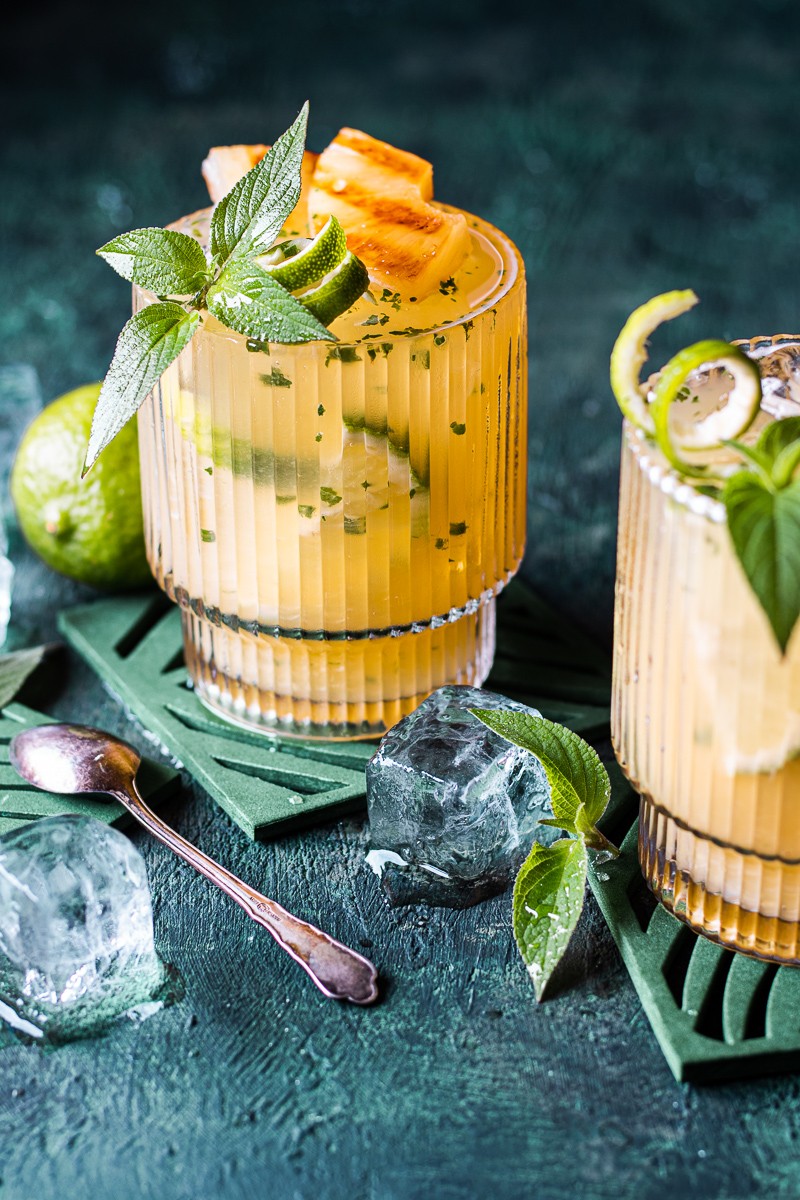 due bicchieri contenti un cocktail all'ananas tipo paloma