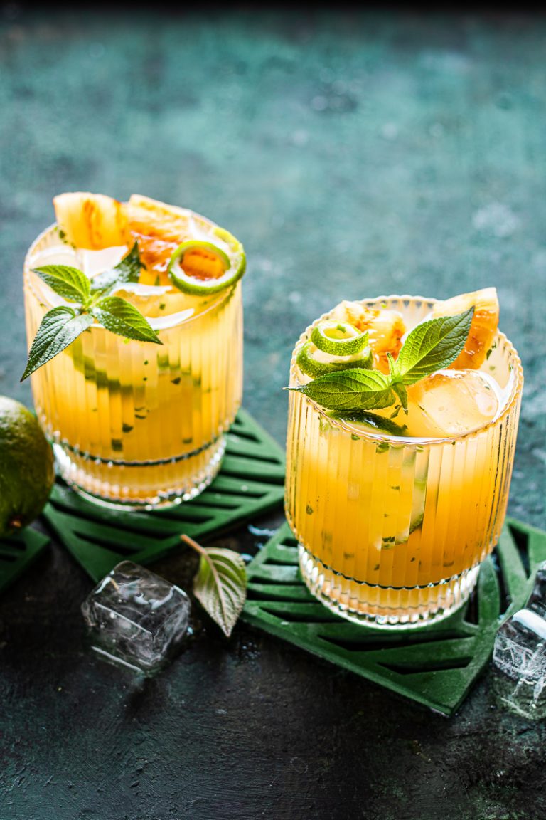 due bicchieri contenti un cocktail all'ananas tipo paloma