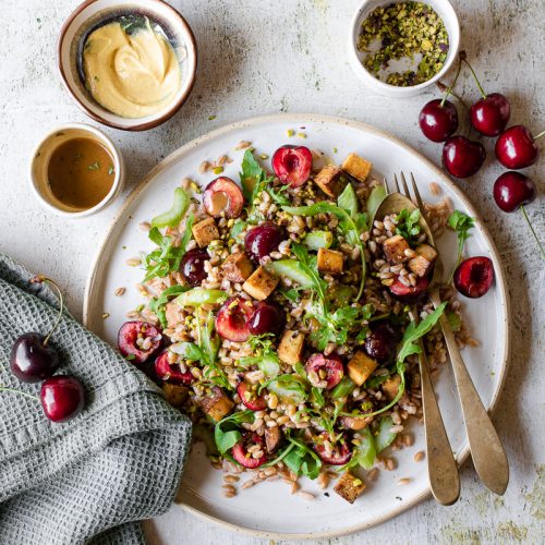 farro in insalata con ciliegie e tofu