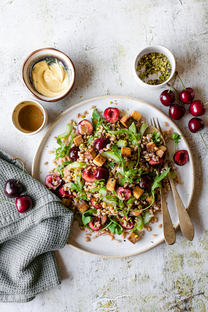 farro in insalata con ciliegie e tofu