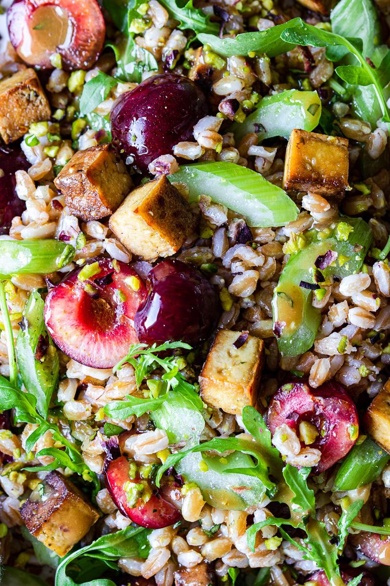 farro in insalata con ciliegie e tofu