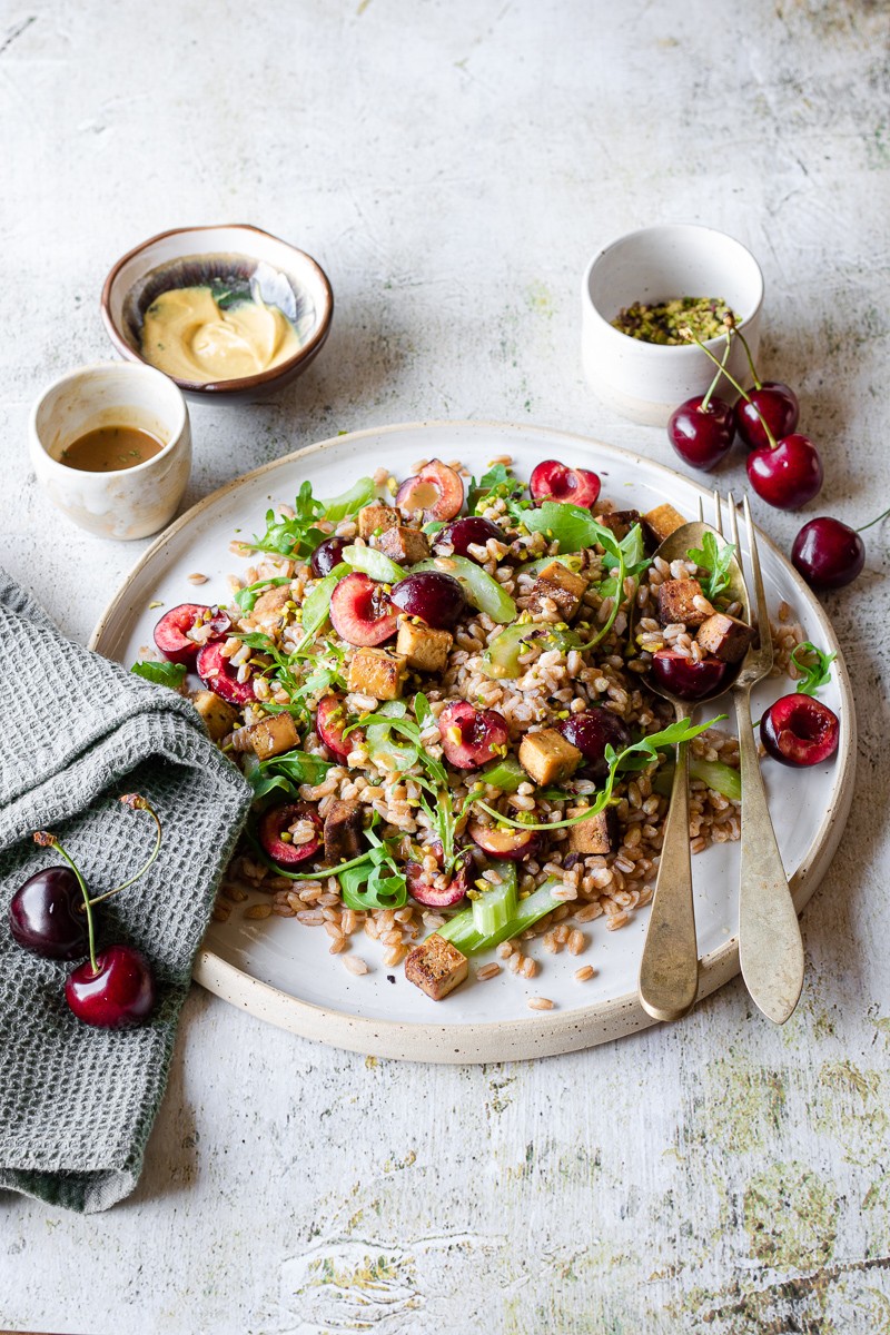 farro in insalata con tofu e ciliegie