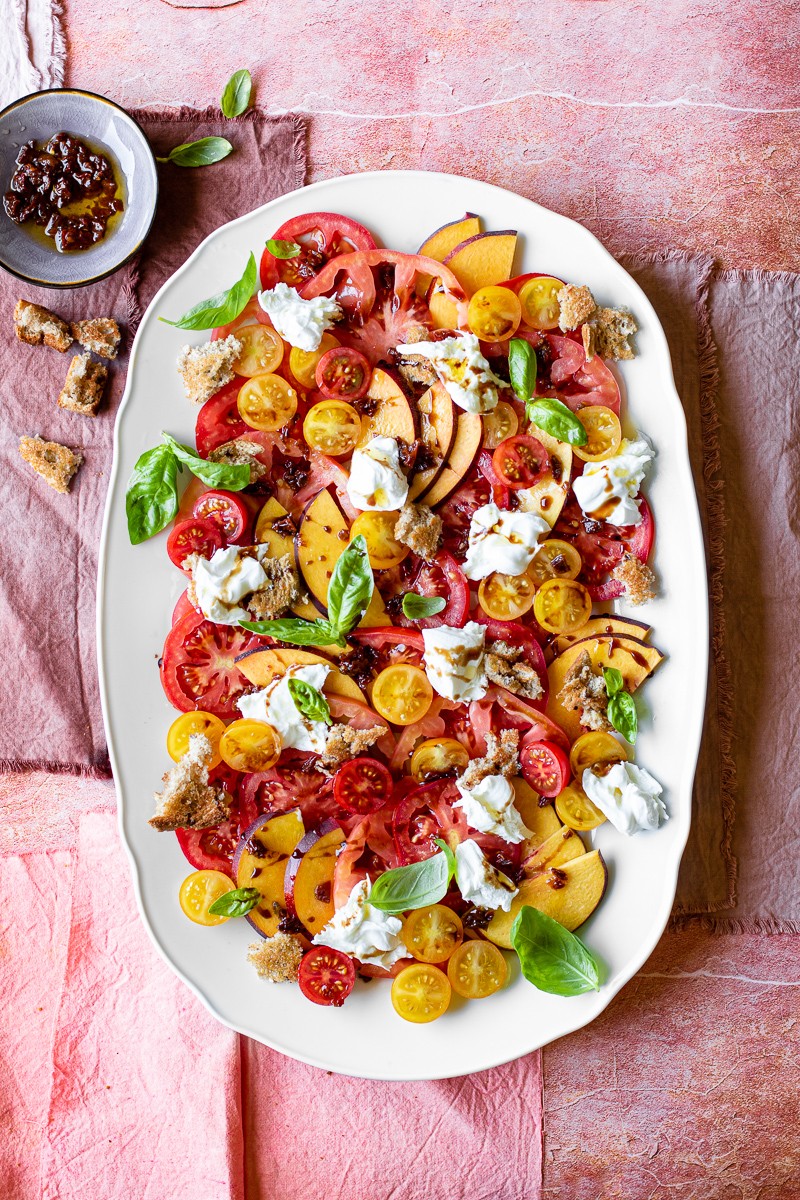 come cucinare i pomodori - carpaccio di pomodori pesche e burrata