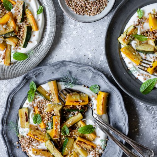 come cucinare le zucchine - zucchine con crema di feta e grano saraceno