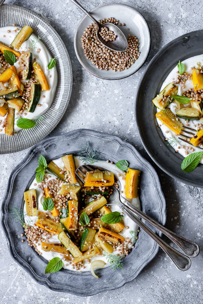 come cucinare le zucchine - zucchine con crema di feta e grano saraceno