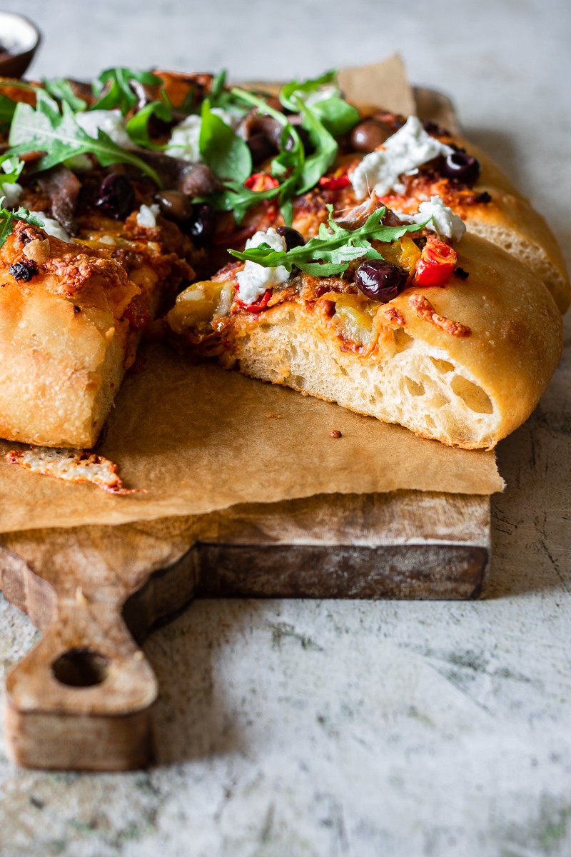 pizza alta con acciughe pesto di pomodorini rucola e burrata